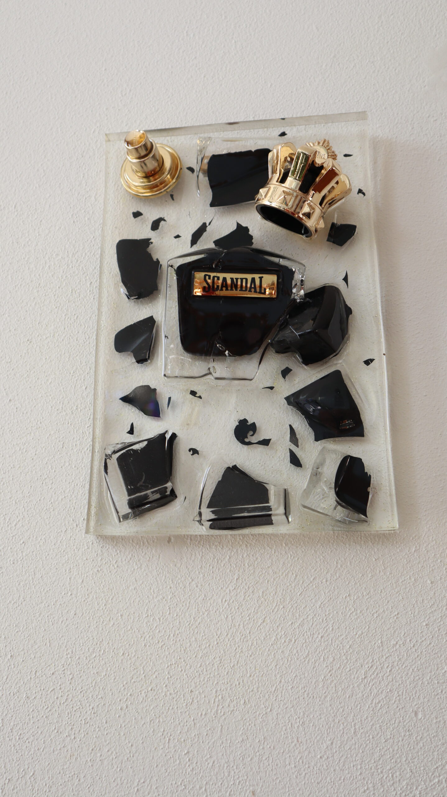 Scandal in the Air - Image 3