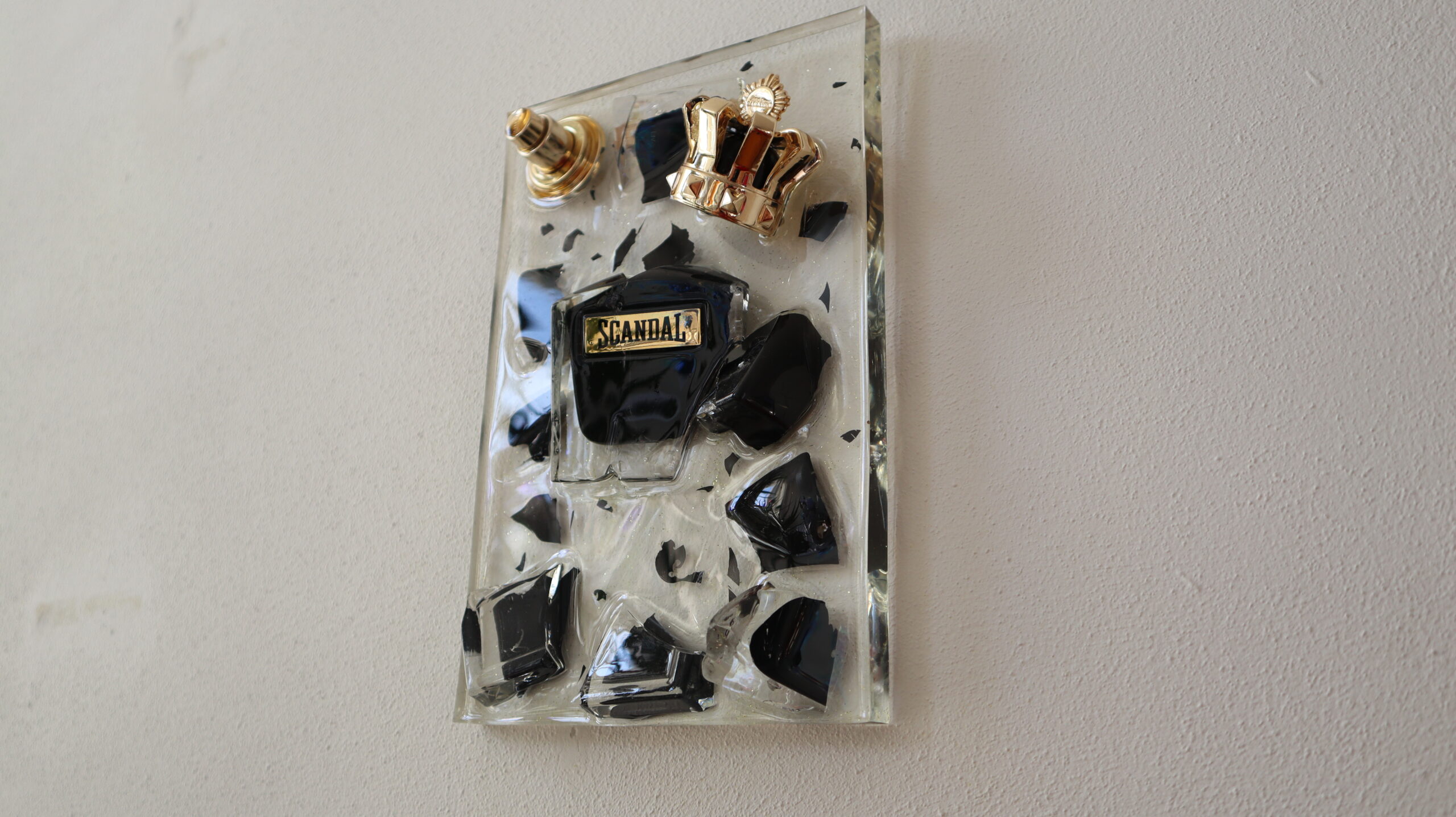 Scandal in the Air - Image 4