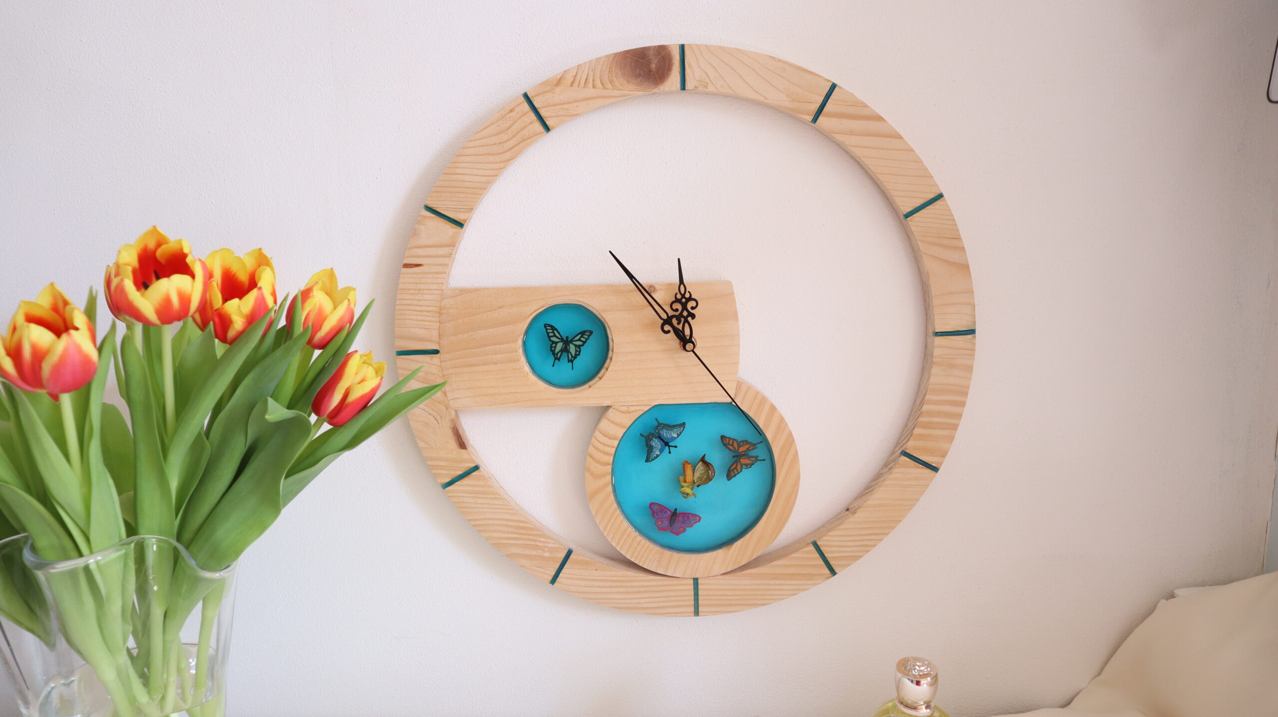 Artistic Epoxy Resin Wall Clock – Handmade Wood Resin Decorative Clock