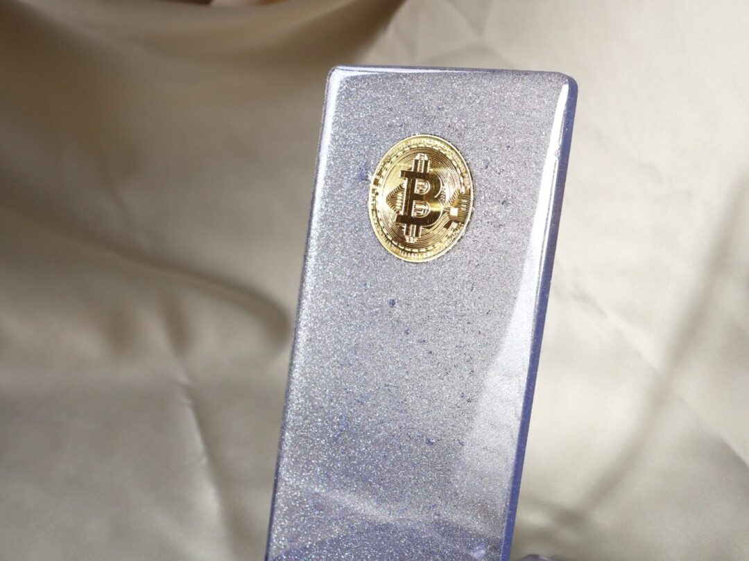 Crystal Bitcoin Epoxy Resin Phone Holder - Handmade Crypto Smartphone Stand