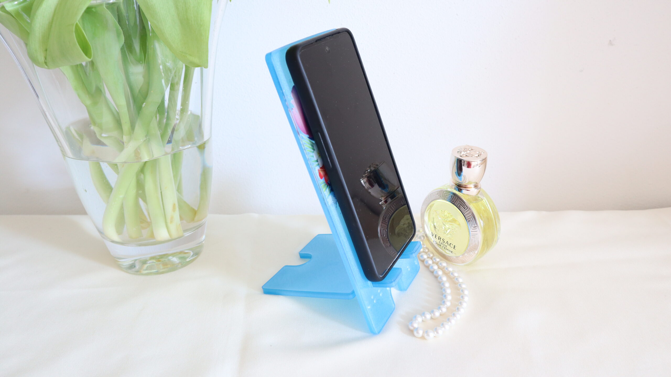 Stitch Epoxy Resin Phone Holder for Kids - Handmade Smartphone Desk Stand - Image 4